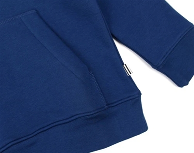 Nærbillede af blå mads noergaard hættetrøje med kængurulomme og flag label